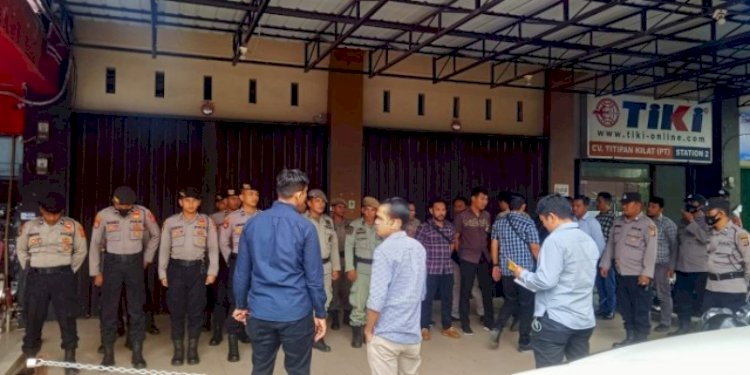  Puluhan aparat keamanan menjaga Kantor Partai Aceh di Banda Aceh/Ist
