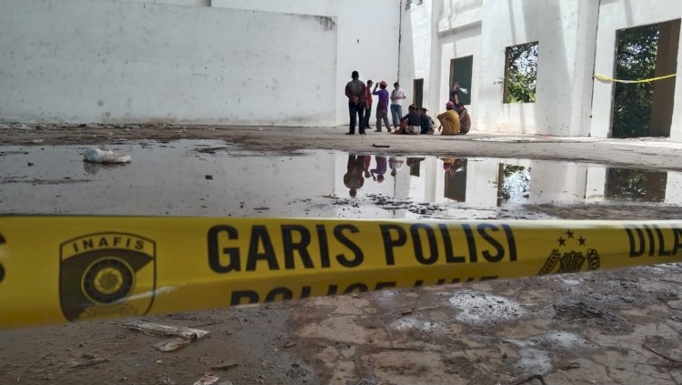 Pihak kepolisian saat melakukan olah TKP/ist