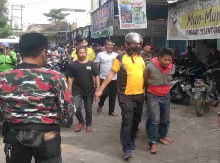Pelaku saat diamankan pihak kepolisian. (Ist/Rmolsumsel.id). 