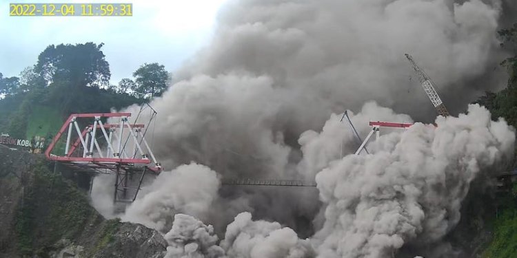 Abu vulkani keluar dari Gunung Semeru membuat 1.700 orang lebih mengungsi/Ist