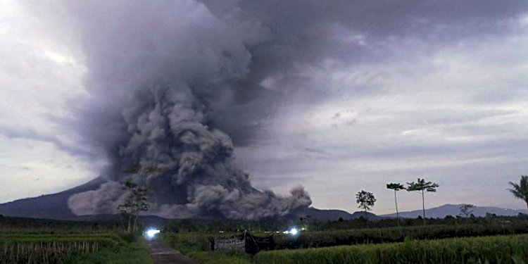 Erupsi Gunung Semeru. (ist/rmolsumsel.id)