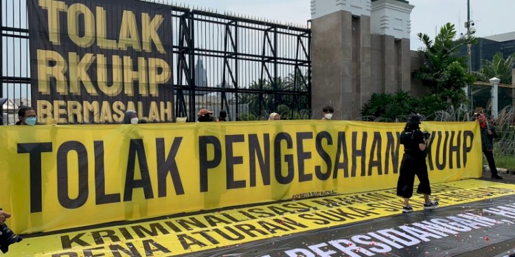 Aksi tolak RKUHP di depan Gedung DPR RI, Senayan, Jakarta/RMOL