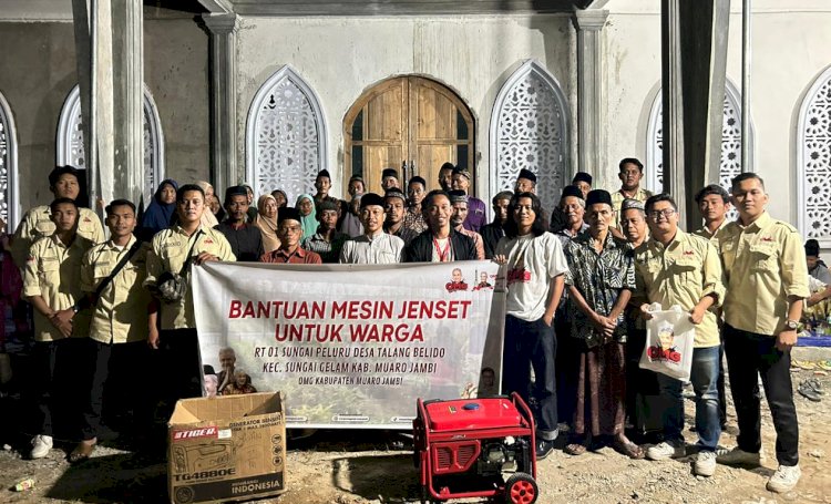 Relawan Orang Muda Ganjar (OMG) Provinsi Jambi memberikan bantuan mesin genset dan lampu kepada warga di Desa Talang Belido Kecamatan Sungai Gelam, Kabupaten Muaro Jambi, Provinsi Jambi/ist