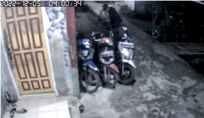 Tangkapan layar kamera pengawas pelaku yang mencoba mencuri sepeda motor di Jalan Pangeran Ratu, Kelurahan 15 Ulu, Kecamatan Jakabaring Kota Palembang, Senin (5/12/2022). 