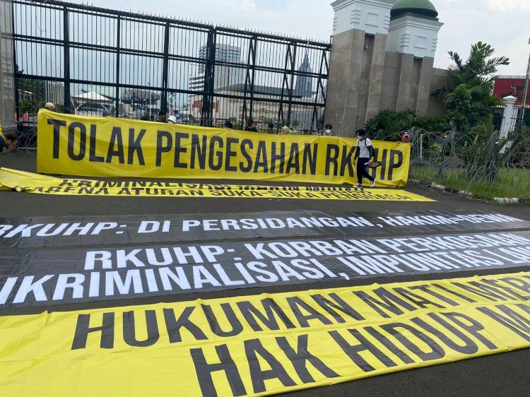 Aksi pembentangan spanduk penolakan pengesahan RKUHP di gedung DPR RI Senayan, Jakarta.  (ist/RmolSumsel.id)