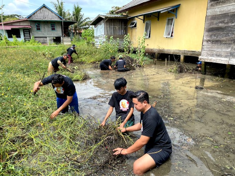 Sejumlah pemuda melakukan aksi gotong royong bersih kampung dan sungai di Kabupaten Ogan Ilir. (ist/rmolsumsel.id)