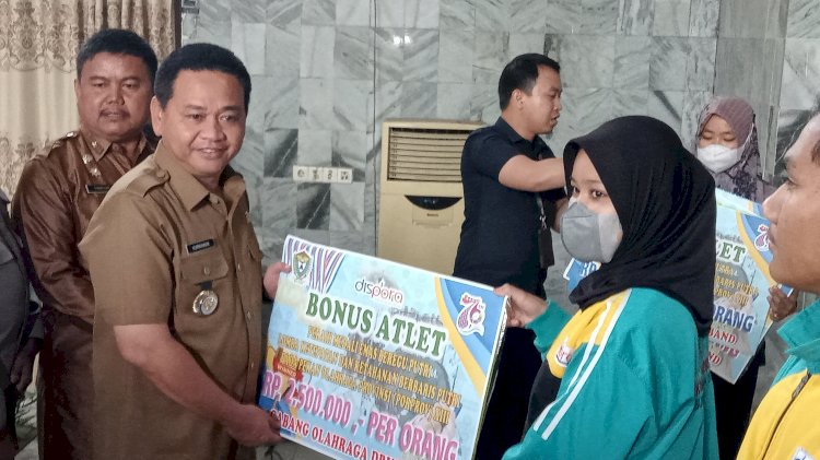 Pj Bupati Muara Enim Kurniawan menyerahkan bonus kepada atlet dan pelatih yang berprestasi dalam ajang Propro, Peparprov dan Popda/Noviansyah.