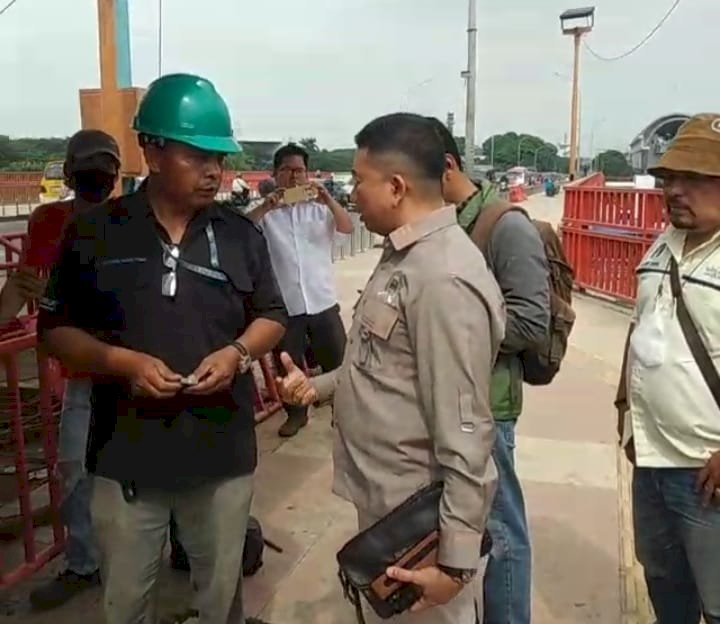 Ketua Komisi V DPRD Sumsel Syaiful Padli saat melakukan inspeksi mendadak ke lokasi pemasangan lift di Jembatan Ampera/Dudy Oskandar. 