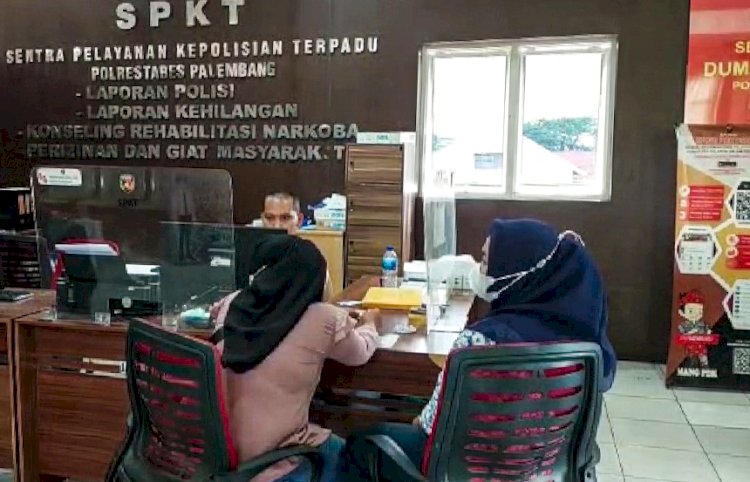 Korban saat melapor ke SPKT Polrestabes Palembang. (Ist). 
