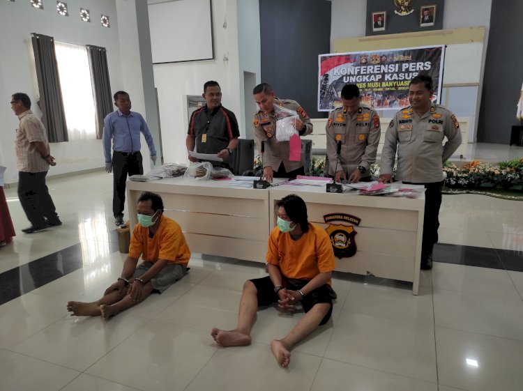 Faang (sebelah kanan), pelaku pencabulan terhadap seorang mahasiswi saat dihadrikan dalam pers rilis yang digelar Polres Muba/Amarullah Diansyah. 