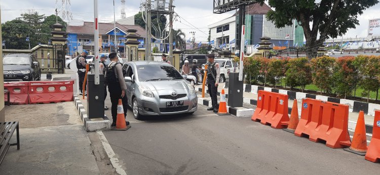 Pengamanan Polda Sumatera Selatan diperketat pasca terjadinya ledakan bom bunuh diri di Polsek Astana Anyar, Bandung, Jawa Barat, Rabu (7/12). (Ist/RmolSumsel.id)