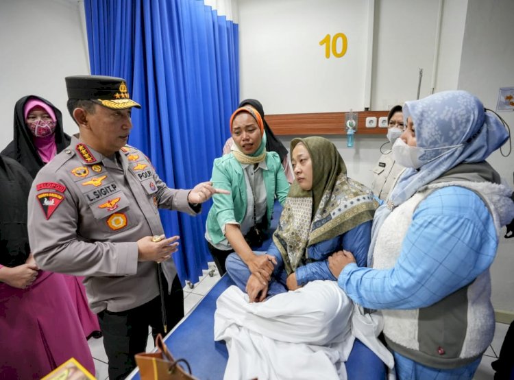 Kapolri Jenderal Listyo Sigit Prabowo saat menjenguk korban bom di Polsek Astana Anyar Bandung/ist.