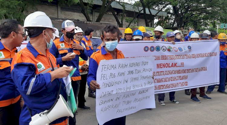 Puluhan pekerja dari koperasi tenaga kerja bongkar muat pelabuhan Palembang melakukan aksi damai di kantor Kesyahbandaran dan otoritas pelabuhan Kelas II Palembang /RMOL