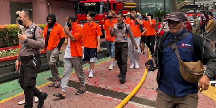 Puluhan tahanan WNA Ditjen Imigrasi dievakuasi akibat kebakaran di gudang penyimpanan Barang Milik Negara Kemenkumham, Kamis (8/12)/RMOL