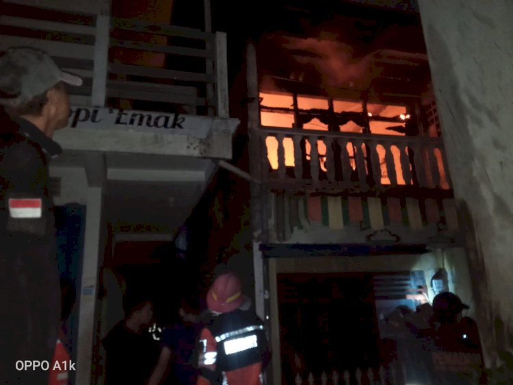 Suasana rumah dua lantai yang terbakar di Jalan Kenanga, Kecamatan Ilir Timur II, Palembang, Sumatera Selatan, pada Kamis (8/12) dini hari. (Handout/RmolSumsel.id)