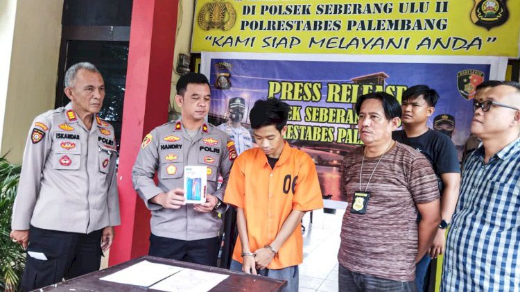 Pelaku perampasan handhpone milik pacarnya (ketiga kiri) dihadirkan saat press release di Polsek Seberang Ulu II, Kamis (8/12/2022). (Handout/RmolSumsel.id)