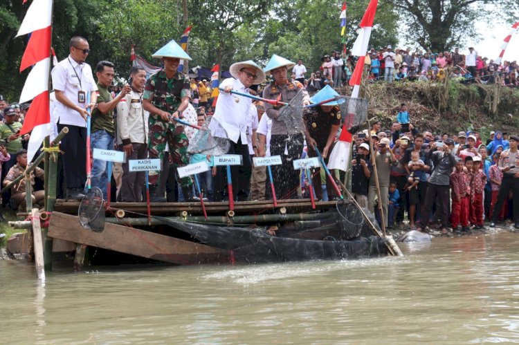 Bupati saat melepas bibit ikan ke Sungai Musi wilayah Desa Tanjung Raya, Kecamatan Pendopo Barat