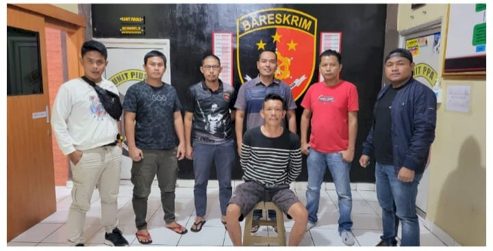 Pelaku saat diamankan pihak kepolisian. (Ist/Rmolsumsel.id). 