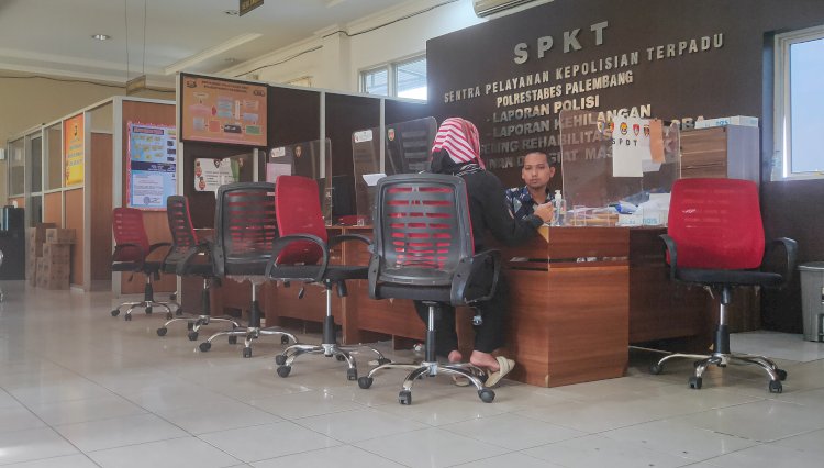 YN (26) yang diduga mengalami tindak kekerasan dari suaminya membuat laporan ke Sentra Pelayanan Kepolisian Terpadu Polrestabes Palembang, Kamis (8/12) (Adamrachman/Rmolsumsel.id)