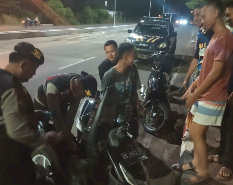 Anggota Samapta Polres Murah melakukan pemeriksaan terhadap warga yang sedang asyik nongkrong dipinggir jalan/ist.