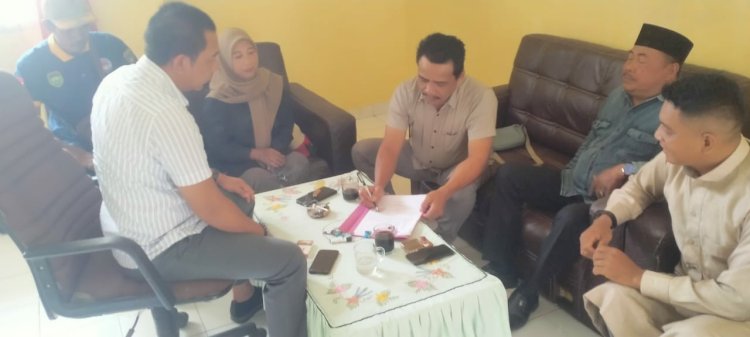 Camat Madang Suku III, Kabupaten Ogan Komering Ulu (OKU) Timur, Sumatera Selatan memanggil Kepala Desa (Kades) Suka Damai Induk bernama Rokhani beserta Kepala Dusun (Kadus) wilayah 1,2,3 dan 4.(Amizon/RmolSumsel.id)