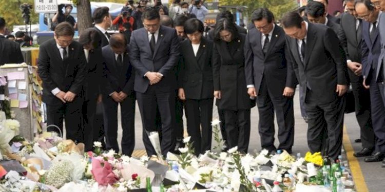 Karangan bunga duka cita atas tragedi berdarah di Itaewon, Korea Selatan/Net