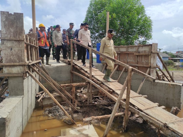 Pj Bupati Muba Apriyadi meninjau lokasi pembangunan jembatan di Desa Bandar Agung Lalan/Amarullah Diansyah