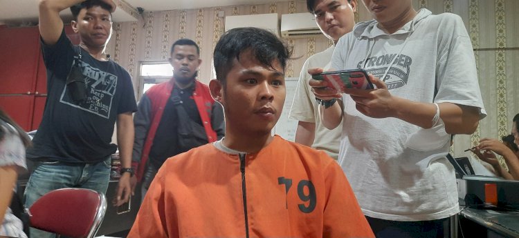 Louis Hernandes (23)pelaku perusakan  besi siku tower Saluran Udara Tegangan Tinggi (SUTT) milik PT PLN persero di Desa Tanjung Terang, Kecamatan Gunung Megang Kabupaten Muara Enim, saat berada di Polda Sumse, Senin (12/12). (ist/RmolSumsel.id)