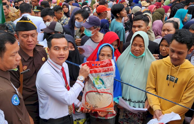 Ditreskrimsus Polda Sumsel pelaksanaan Operasi Beras Murah oleh Dinas Perdagangan Kota Palembang berlangsung di halaman Kantor Kecamatan Sako/ist