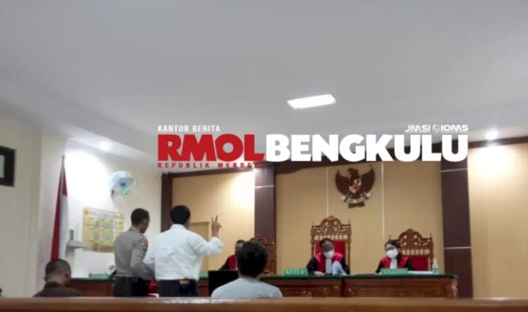 Mantan General Manager (GM) PT KHE, Dr Ir Djoko Susanto menjalani prosesi sumpah sebelum sidang dimulai/RMOLBengkulu