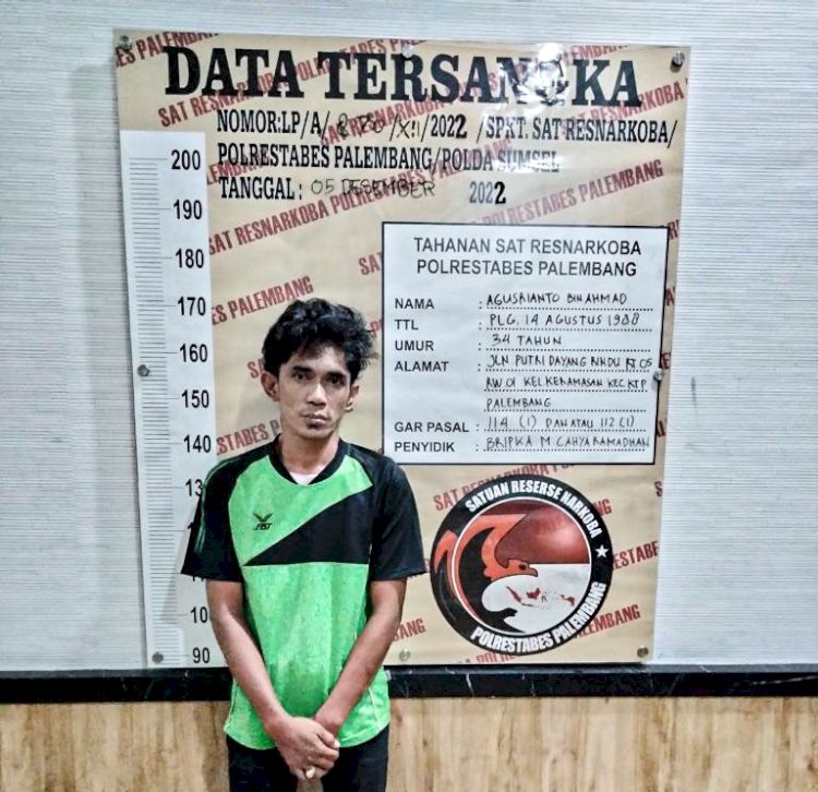 Tersangka penyalahgunaan narkoba, Agusrianto (34) saat diamankan di Mapolresta Palembang, Selasa, (13/12/2022) . (Dok. Satres Narkoba Polresta Palembang)