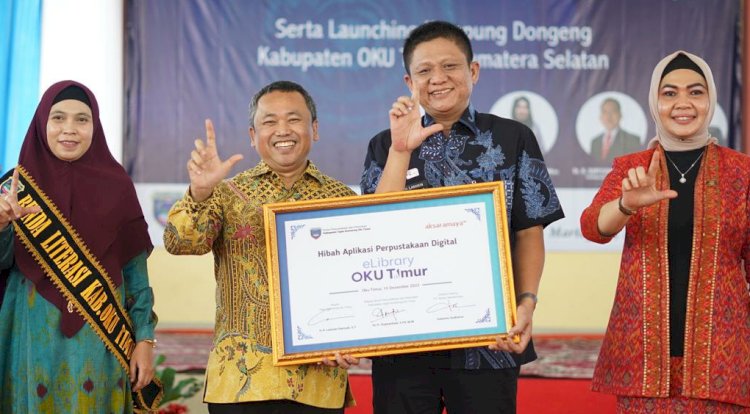 Bupati OKU Timur Ir. H. Lanosin, S.T. yang didampingi Bunda Literasi Kabupaten OKU Timur dr. Sheila Noberta, Sp.A., M.Kes. me-launching E-Library Perpustakaan Digital dan Pojok Baca Digital/ist