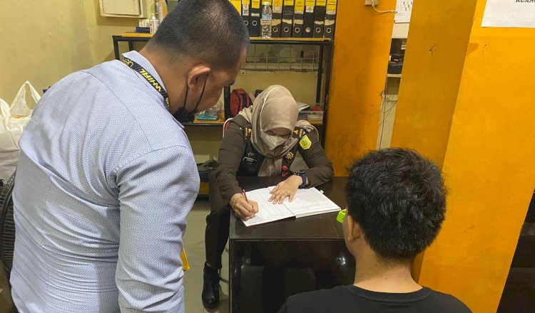 Penyidik Subdit V Siber Ditreskrimsus Polda Sumsel melaksanakan penyerahan tersangka dan barang bukti tahap dua kasus Illegal Access ke Kejati Sumsel/ist