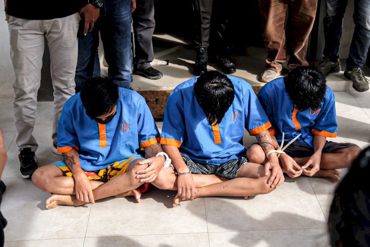 Tiga tersangka pencurian pagar rumah warga di Jalan Makrayu, Kelurahan 32 Ilir, Kecamatan Ilir Barat II Palembang, dihadirkan di Mapolsek Ilir Barat II Palembang, Selasa (13/12/2022). ( AdamRachman/Rmolsumsel.id)