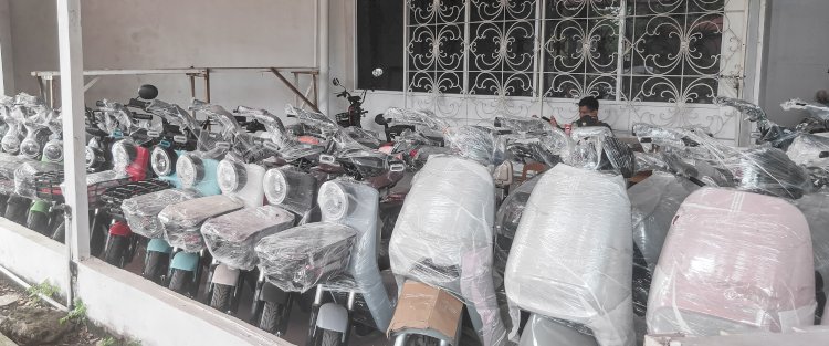 Sepeda dan motor listrik yang di jual di kawasan Plaju Kota Palembang, Rabu (14/12/2022). Adam Rachman/Rmolsumsel.id.
