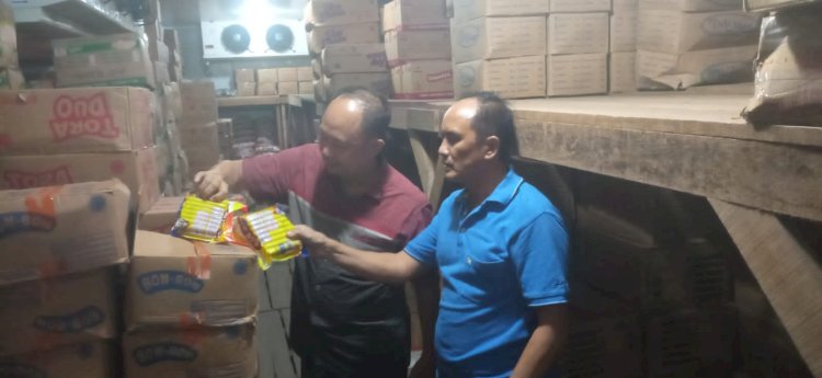 Tim Satgas Pangan Polda Sumsel saat melakukan sidak ke gudang distributor frozen food di Palembang/ist.