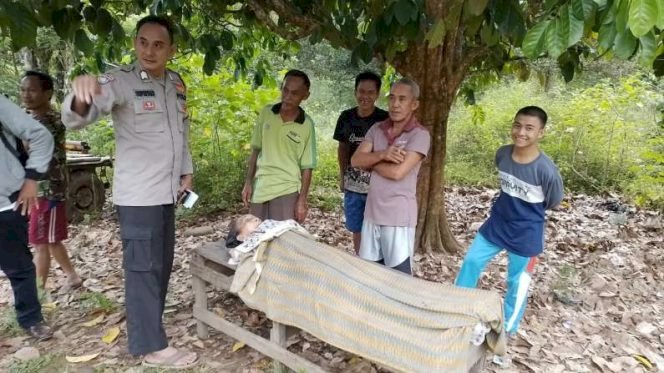 Evakuas jenazah Rukai (74) yang tewas terjatuh saat sedang mandi. (ist/RmolSumsel.id)