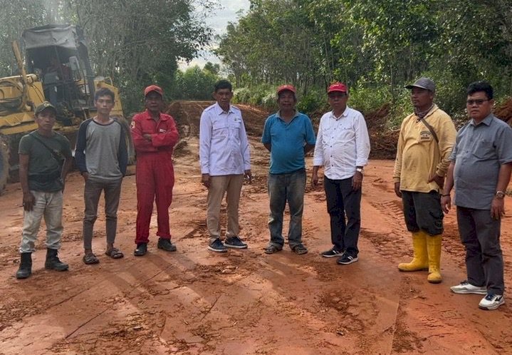 Ketua Komisi II DPRD Muara Enim Mukarto bersama anggota melakukan sidak pengerjaan proyek fisik pembangunan infrastruktur jalan dan pembangunan Opprit Jembatan Senuling ruas jalan Simpang Aur-Muara Enim/ist.