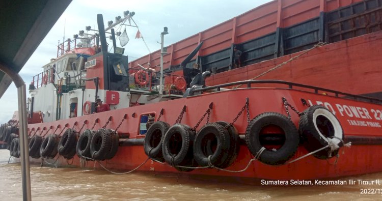 Kapal Pengangkut Batu bara Leo Marine 3019 yang ditarik Tugboat Leo Power 2219 menabrak jukung dan rumah warga yang berada di  tepian Sungai Musi/ist