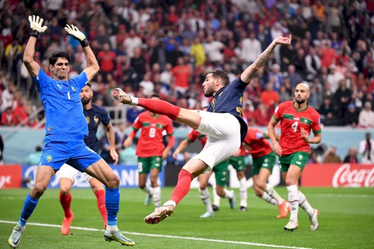 Tendangan Theo Hernandez menjebol gawang Maroko yang jaga Yassine Bounou/net