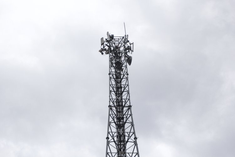 ower yang dipanjat oleh pemuda bernama Aji di Jalan Kapten Abdullah, Kelurahan Talang Putri Kecamatan Plaju, Palembang, Sumatera Selatan. Aji diduga memanjat tower tersebut lantaran mengalami depresi. (Adam Rachman/RmolSumsel.id)