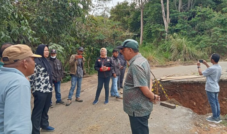 Tim Komisi II DPRD Muara Enim melakukan sidak terhadap proyek yang diduga dikerjakan asal-asalan. Dewan akan mengusulkan ke pihak eksekutif agar memblacklist perusahaan dan kontraktor yang bekerja asal-asalan/ist