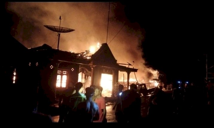 Rumah warga Desa Talang Leban, Kecamatan Batang Hari Leko Kabupaten Musi Banyuasin yang terbakar akibat kecelakaan mobil pengangkut minyak ilegal. (ist/rmolsumsel.id)