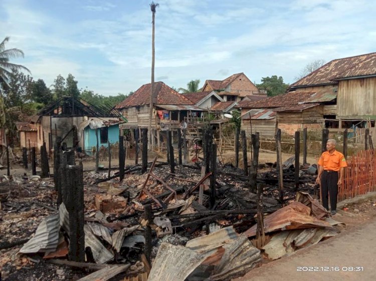 Kondisi sejunlah rumah di Desa Talang Leban Kecamatan Batanghari Leko yang habis terbakar usai ditabrak mobil pengangkut minyak ilegal yang meledak/ist.