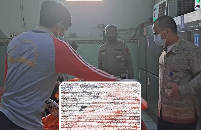 Polisi saat melakukan evakuasi ke kamar jenazah