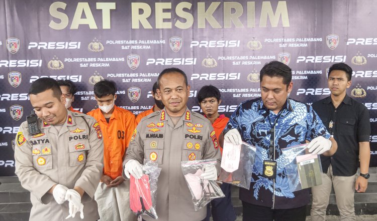 Kapolrestabes Palembang, Kombes Pol Mokhamad Ngajib (ke dua kiri) saat memberikan keterangan kepada awak media di Mapolresta Palembang, Jumat (16/12/2022)/Adam Rachman. 