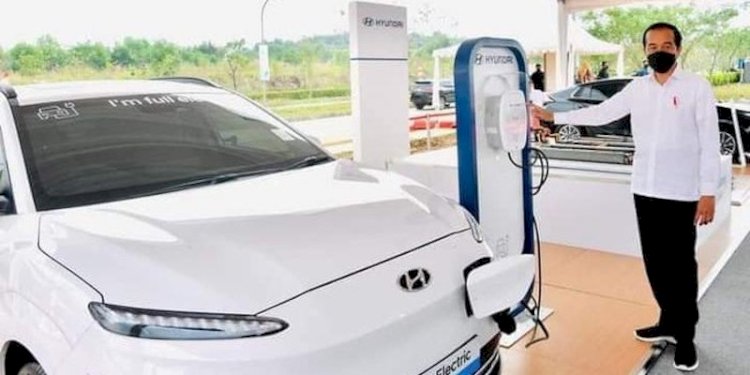 Presiden Joko Widodo dan mobil listrik/Net