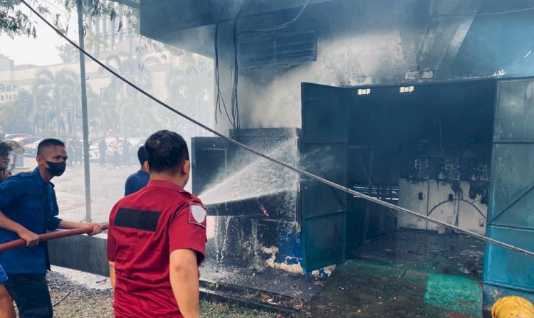Gardu PLN meledak depan Hotel Aryaduta Palembang, keluar api dan asap terlihat dari kejauhan, Sabtu (17/12).(ist/rmolsumsel.id)