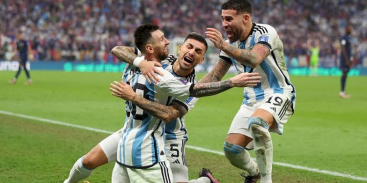 Lionel Messi kini bisa bangga karena sudah mampu mempersembahkan trofi Piala Dunia bagi Argentina/Net