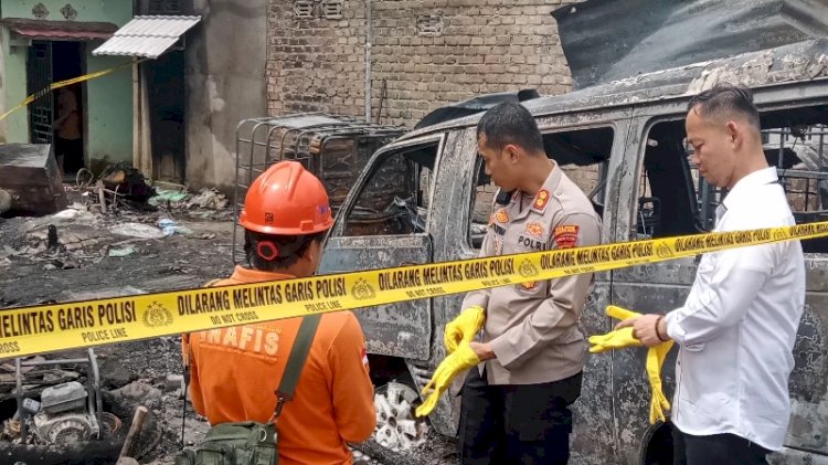 Petugas Inafis Polres Muara Enim melakukan olah TKP yang diduga merupakan gudang penimbunan BBM ilegal di dusun III desa Cinta Kasih kecamatan Belimbing, Muara Enim, Sumatera Selatan terbakar,Senin (19/12).